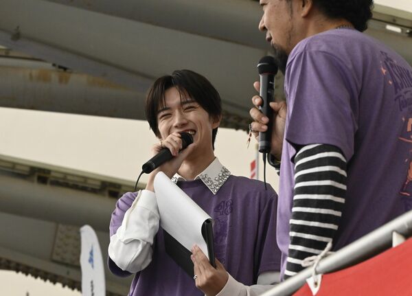 抽選会で笑顔を見せる山中さん(左)