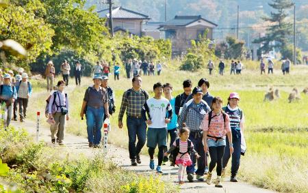 　ウオーキング大会で自然の中を歩く人たち＝2016年11月、埼玉県東松山市
