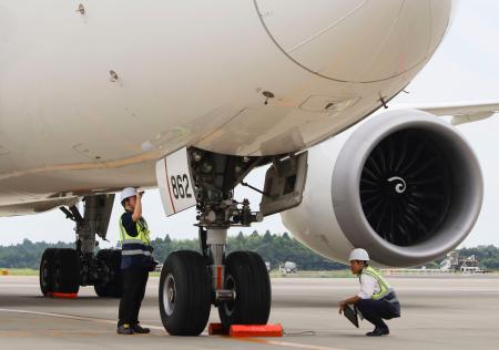 　成田空港の駐機場で機体チェックをする国交省の担当者ら＝８月８日