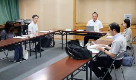 　私立暁学園暁高でのいじめを巡り、再調査を開始する三重県が設置した第三者委の委員ら＝３０日午後、津市