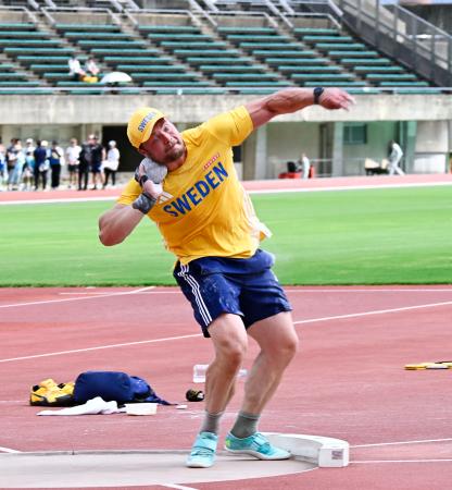 練習する砲丸投げのスウェーデン代表選手=福岡市