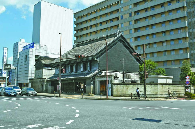奥州街道口に建つ木造2階建ての主屋と新蔵