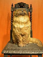 冨永直樹作「大将の椅子」のねこ