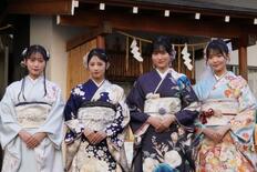 晴れ着はそれぞれの青色で「僕の見たかった青空」新成人４人が３周年公演に…