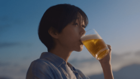 「サントリー生ビール」新TV-CM 「沁みるあゆみさん（勇気）」篇　4…