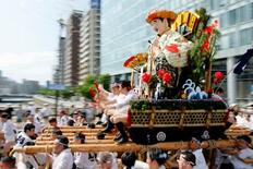博多祇園山笠、力強く天神駆ける