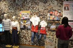 舞台の宇都宮でロケ衣装を展示　「キスできる餃子」