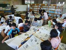 新聞のつくりなど学ぶ／壬生北小の３～６年生