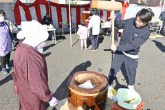 合同餅つきで親睦を深める