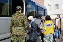 自衛隊員運転のバスで住民避難