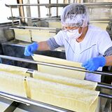 日光名物「湯波」作りが最盛期　湯気立ちこめる中、おせち料理向けに大忙し