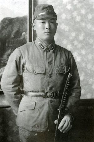 陸軍見習士官だったころの矢野金吾さん。この後、ニューギニア戦線で多くの戦友を失った=1942年4月(本人提供)