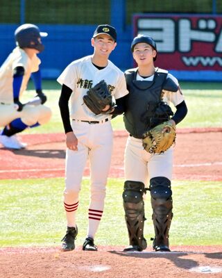 ８回、同点で１死一、三塁のピンチを迎え、作新の岩出（右）が石毛に声をかける＝神宮球場