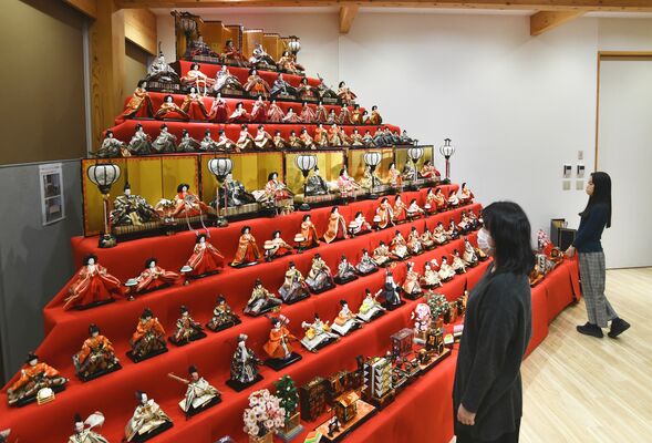 「氏家雛めぐり」で展示するひな人形