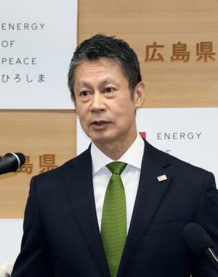 記者会見する広島県の湯崎英彦知事=18日午前、広島県庁