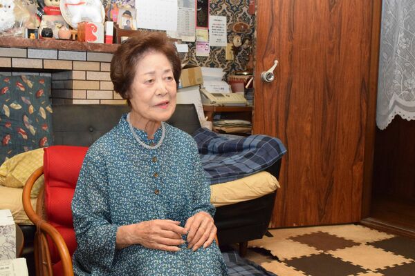 満州からの壮絶な引き揚げ体験を語る山崎さん＝７月、小山市萱橋
