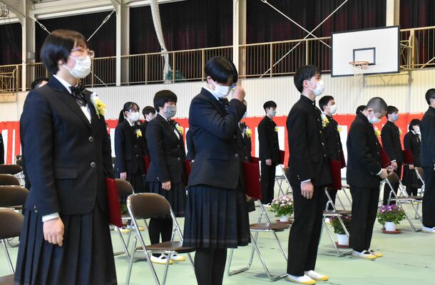 マスク着用し、涙を拭いながら歌う３年生