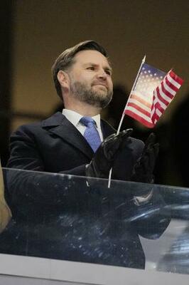 　五輪開会式で入場行進する米国選手団に拍手を送るバンス米副大統領＝６日、イタリア・ミラノ