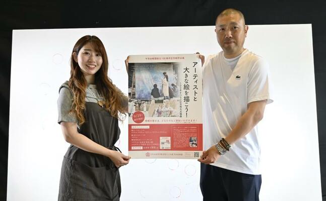 制作参加を呼びかけるｕｍｉ．さん（左）と黒子さん