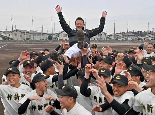 センバツ出場が決まり、小針監督を胴上げする作新ナイン＝27日午後４時25分、宇都宮市一の沢１丁目