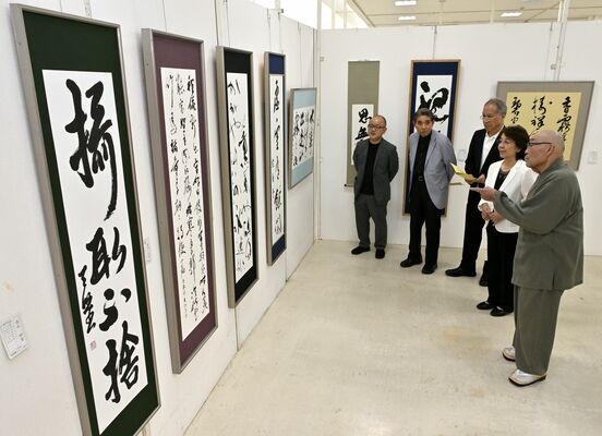 下野書展賞を選ぶ審査員＝３日午後、宇都宮市インターパーク６丁目