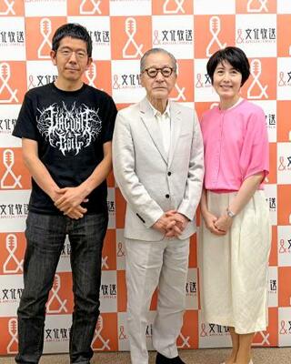 記者会見後、撮影に応じた(左から)武田砂鉄、大竹まこと、小島慶子=東京都内