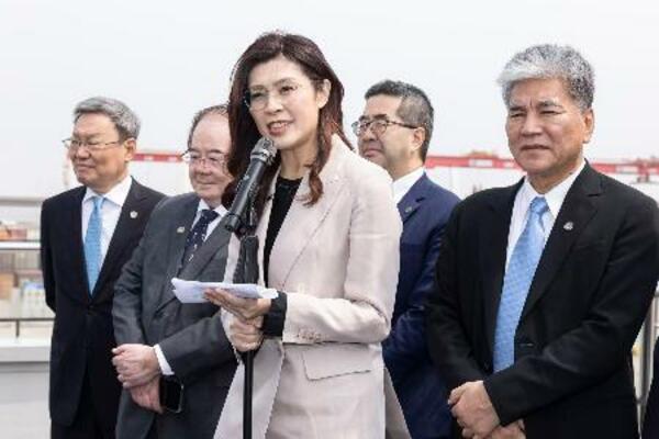 　中国上海市の貨物港を視察し、あいさつする台湾・国民党の鄭麗文主席＝９日（同党提供・共同）