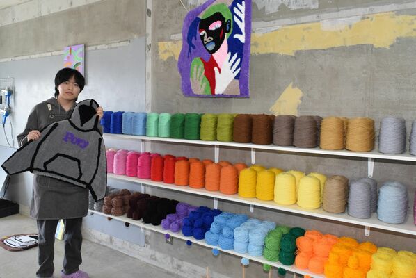 ラグの制作を体験できる店舗＝宇都宮市元今泉３丁目