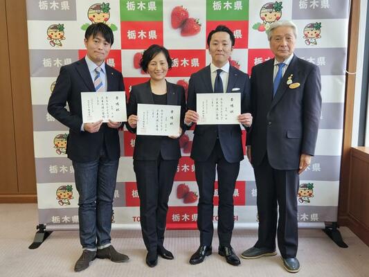 福田知事（右）から委嘱状を受け取った、左から音羽元さん、香奈さん、創さん＝１２日午後、県庁