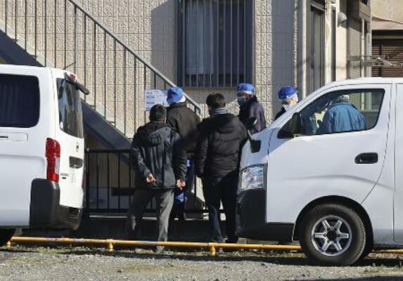 　現場のアパートを調べる捜査員ら＝１日午後、水戸市