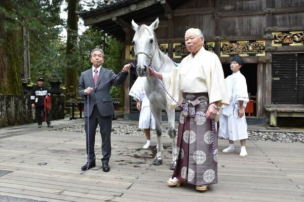 晃白号と稲葉宮司（前列右）と柏田場長（左）ら