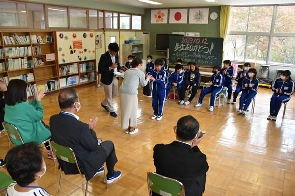 教職員にお菓子を渡しながら感謝を述べる児童ら