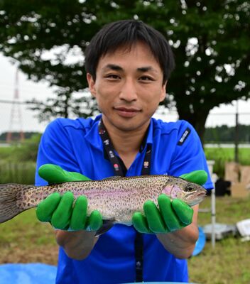 宇都宮市の白沢浄水場で養殖が進むヤシオマス＝同市白沢町