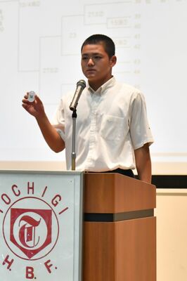 くじを引く青藍泰斗の服部主将＝県総合教育センター、鈴木航撮影