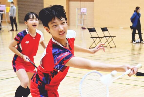 女子６年以下ダブルス　皆川・田中（宇都宮中央ジュニア）組－今井・小森（宇都宮中央ジュニア）組決勝　第２ゲーム、田中がネット際に落とす
