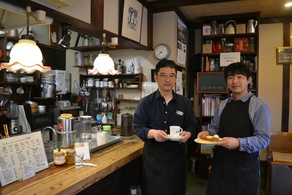 店に立つ敬介さん（左）と大介さんの兄弟