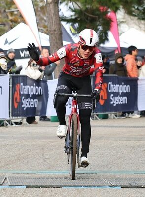 ゴールするブリッツェンの沢田＝東京都港区のお台場海浜公園特設コース
