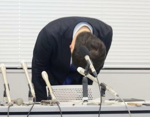 　記者会見で陳謝する三重県伊賀市の稲森稔尚市長＝４日午後、伊賀市役所