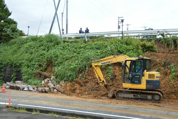 擁壁ブロックや土砂が崩れた国道１２３号。重機で撤去作業が行われた＝４日午後３時35分、茂木町北高