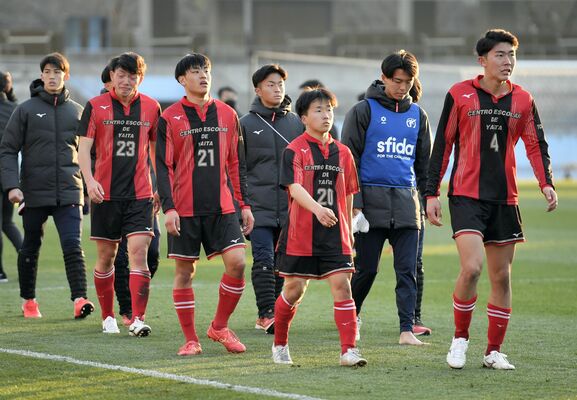 初戦敗退し、肩を落とす矢板中央イレブン＝等々力陸上競技場