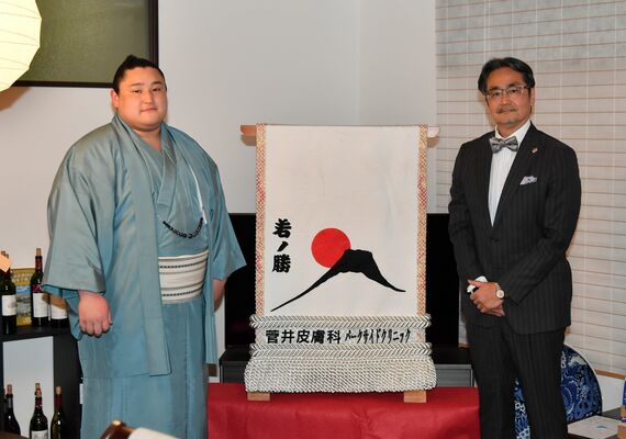 若ノ勝（左）へ化粧まわしを贈呈した菅井副会長＝宇都宮市元今泉６丁目