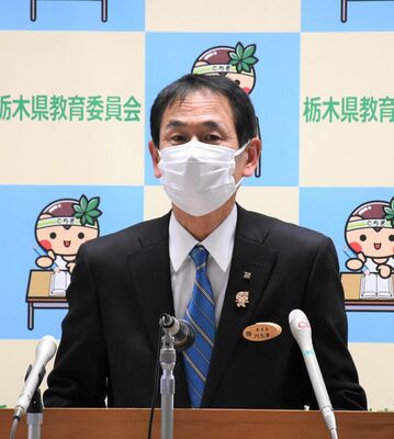 記者会見する阿久澤教育長＝５日午後、県庁南別館