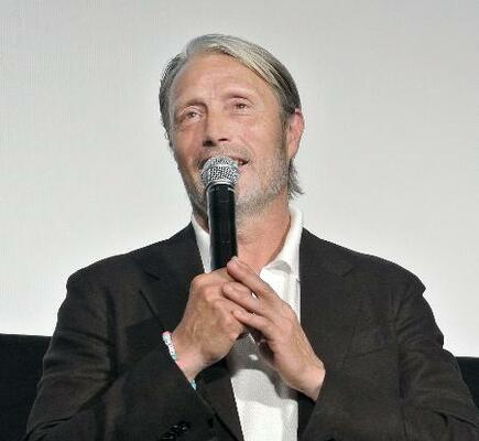 映画「さよなら、僕の英雄」を「ダークコメディー」と説明するマッツ・ミケルセン=東京都新宿区