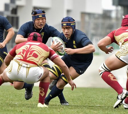 力強く突破する国学栃木のフランカー山科。「勝って父にメダルを掛けたい」と決勝に臨む＝流通経大柏との３回戦から
