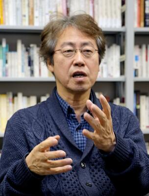 インタビューに答える成蹊大学の伊藤昌亮教授