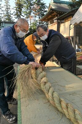 しめ飾りを作る氏子