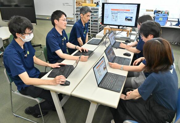 ポロシャツ姿で業務に当たる栃木県気候変動対策課の職員＝１日午前、県庁
