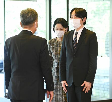 栃木県関係者の出迎えを受ける秋篠宮ご夫妻＝28日午前11時55分、県公館（代表撮影）