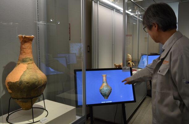 展示品と共に配置したモニター。画面中の遺物は回転したり白黒になったりする
