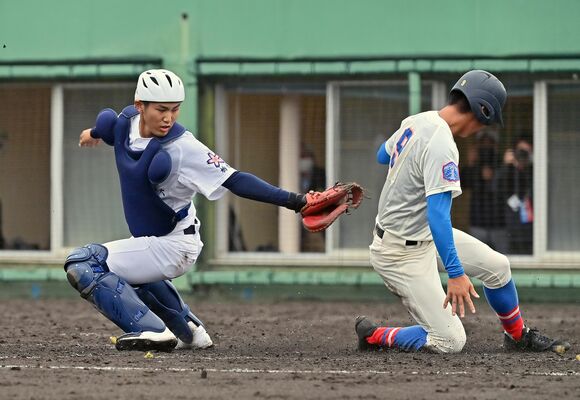 ４回、佐野日大の捕手・残間（左）が本塁タッチアウトを狙うも花咲徳栄の二走が生還＝富士北麓公園野球場